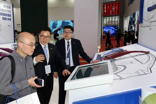 지난 16일부터 중국 상하이에서 열리고 있는 '2019상하이모터쇼'에 현대제철이 참여해 현대제철이 론칭한 자동차 전문브랜드 'H-SOLUTION'과 고장력강·핫스탬핑 등 자동차용 소재를 관람객들에게 소개하고 있다.  현대제철 제공